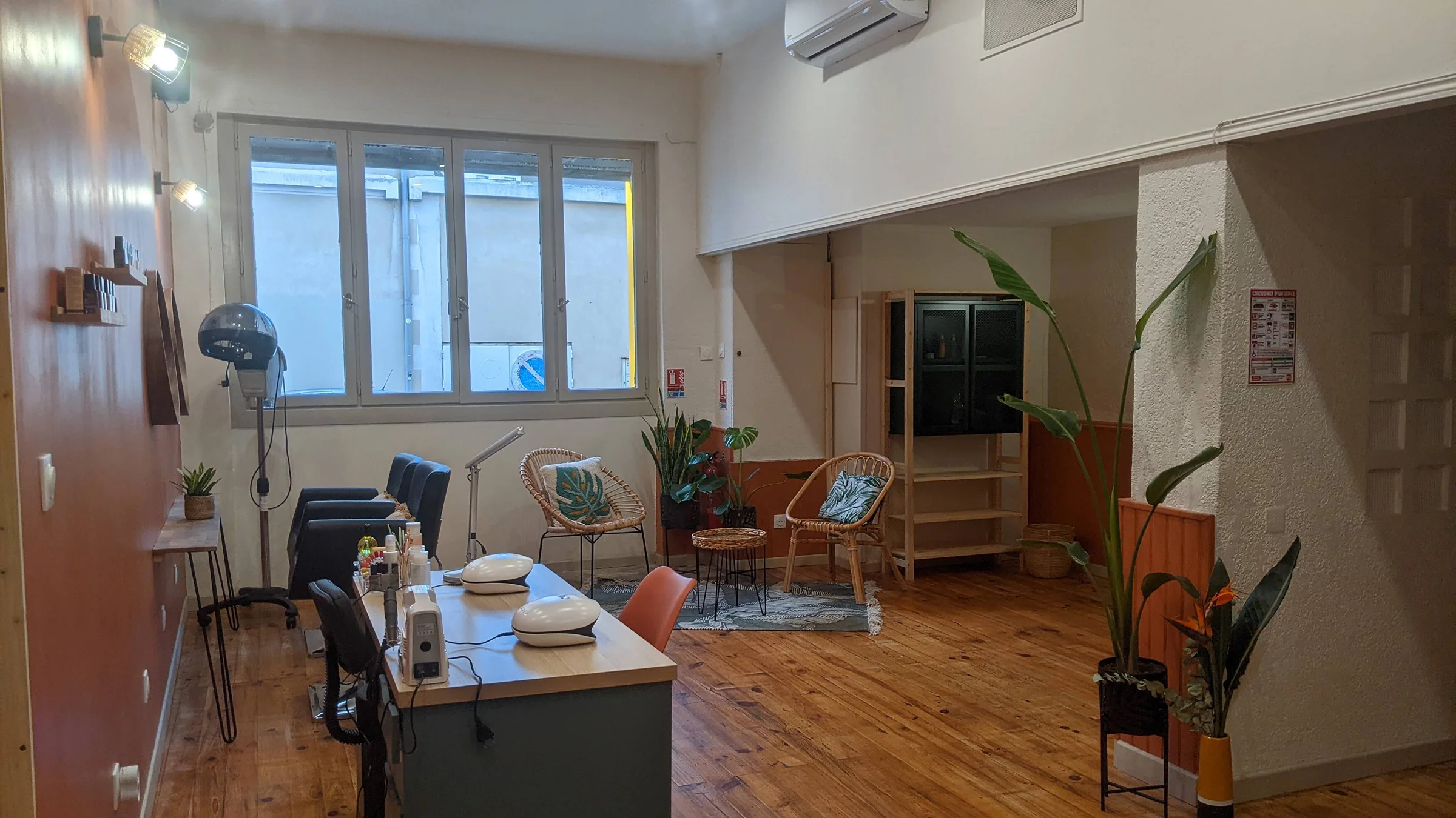 Manucure soignée, pose de vernis sur ongles courts au Panier (Marseille)