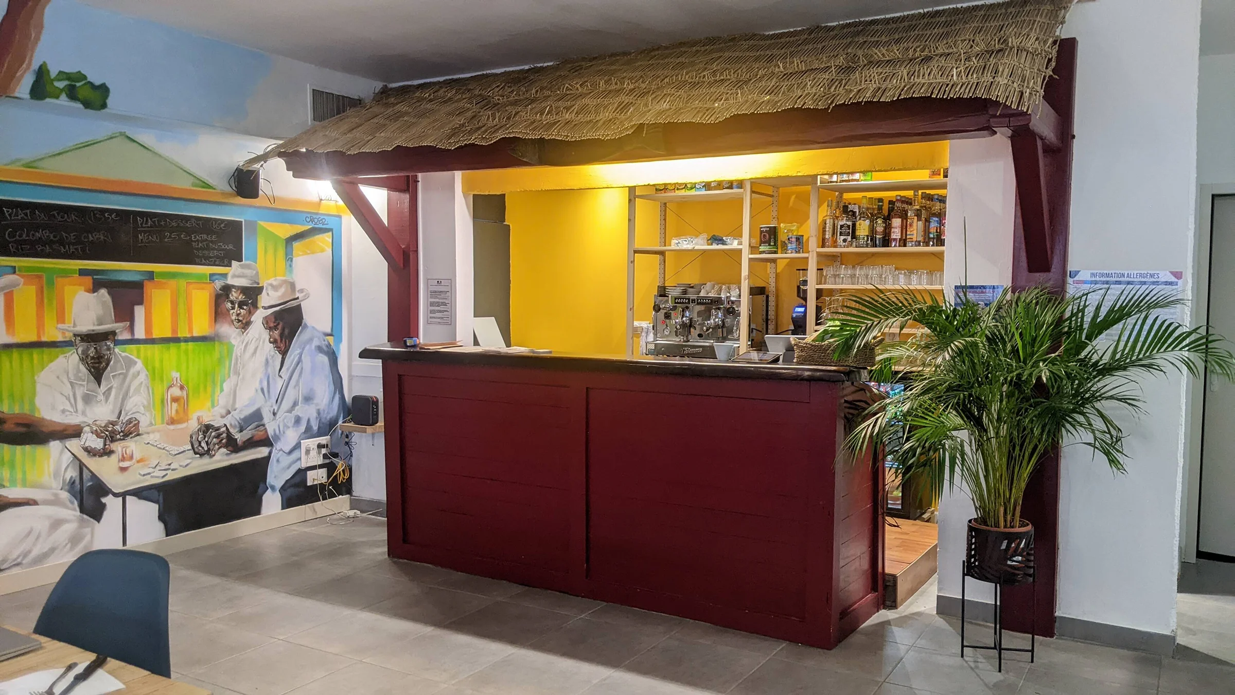 Bar à rhums et ti punch prêt à servir, ambiance créole conviviale